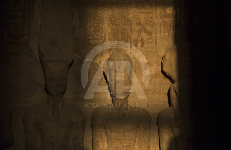 Tîrêjên tavê li peykerê Ramsesê 2yemîn xist
