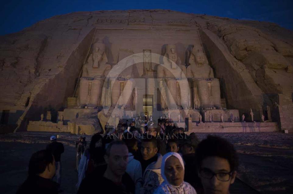 El sol ilumina la cara del faraón Ramsés II en el templo de Abu Simbel