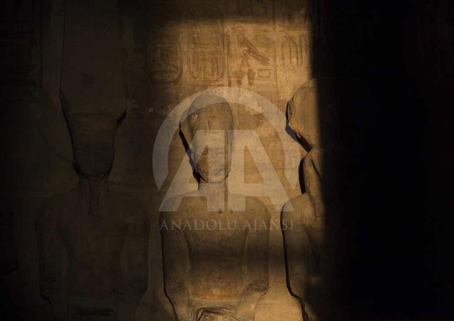 El sol ilumina la cara del faraón Ramsés II en el templo de Abu Simbel