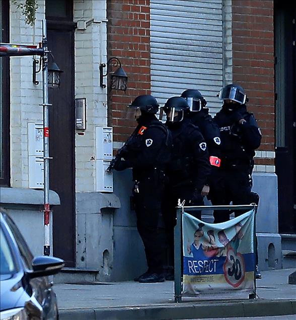 Police seal off part of Brussels suburb
