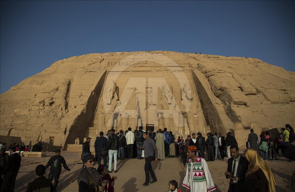 Tîrêjên tavê li peykerê Ramsesê 2yemîn xist
