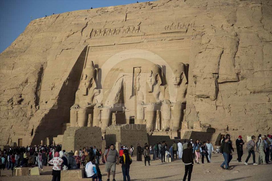 El sol ilumina la cara del faraón Ramsés II en el templo de Abu Simbel