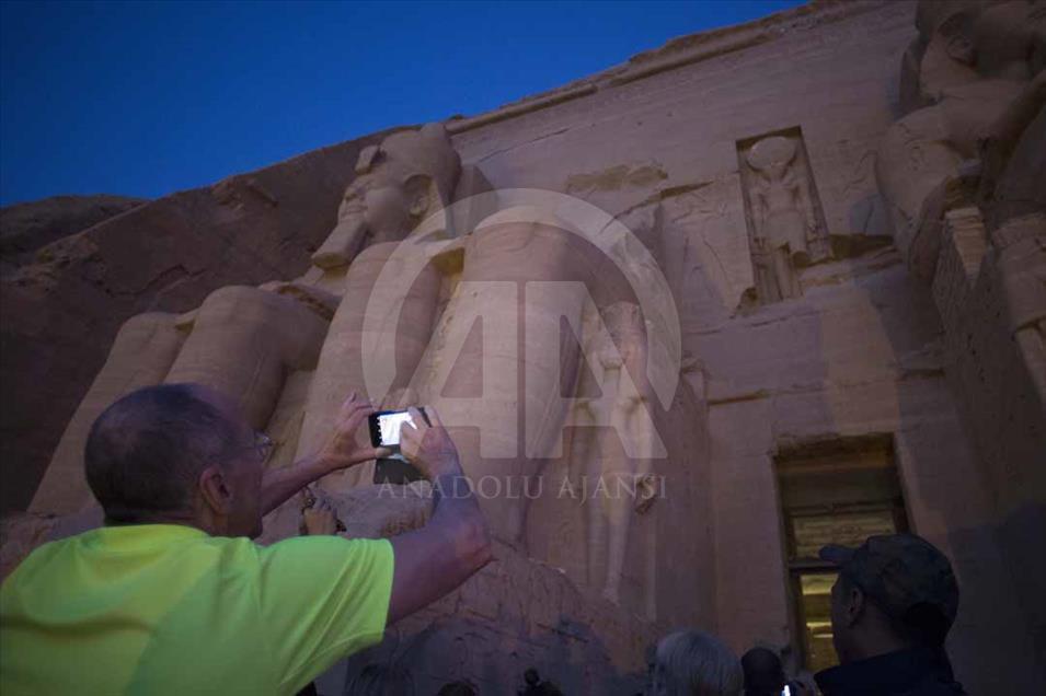El sol ilumina la cara del faraón Ramsés II en el templo de Abu Simbel