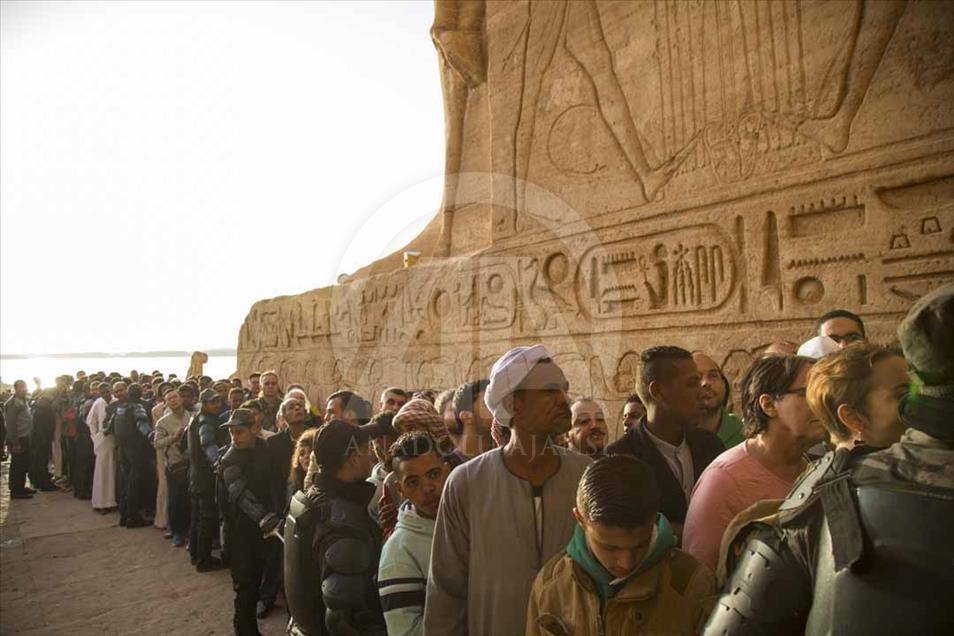 El sol ilumina la cara del faraón Ramsés II en el templo de Abu Simbel