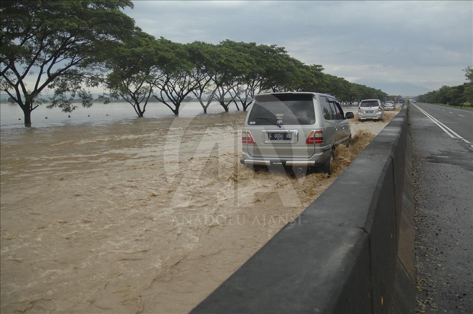 Residents; flood; rescue; dog; village; Danareja; Brebes; Central Java; homes; agricultural lands; heavy rain; Cisanggarung river floods; deforestation