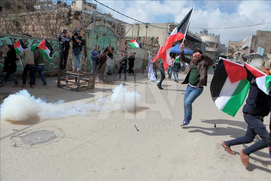 الجيش الإسرائيلي يفرق مسيرة مطالبة بفتح شارع في الخليل 
