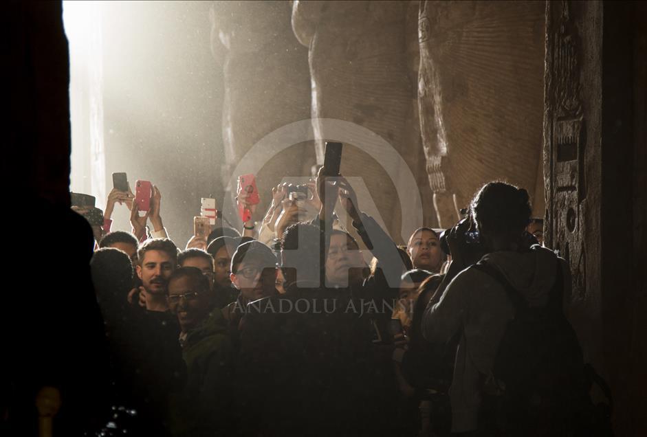 Egypte : Les rayons du soleil ont éclairé le visage de la statue Ramsès II
