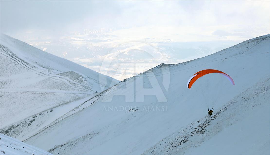 Ejder 3200'de hem kayak hem yamaç paraşütü heyecanı