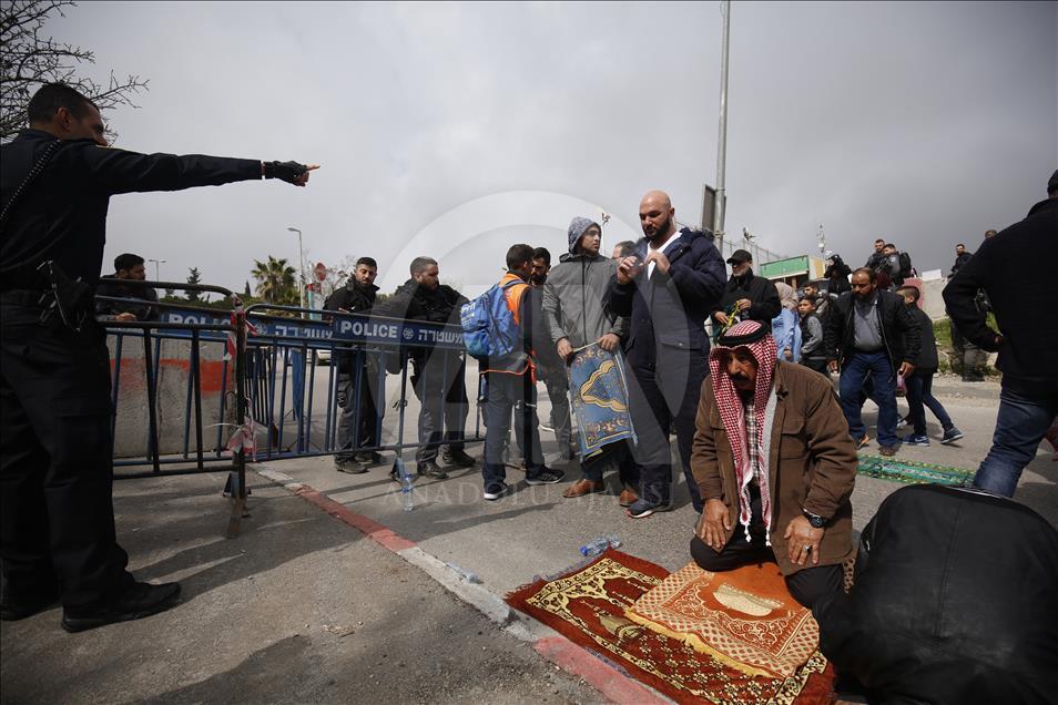 للمرة الرابعة.. فلسطينيون يصلّون بالشارع احتجاجا على ممارسات إسرائيل
