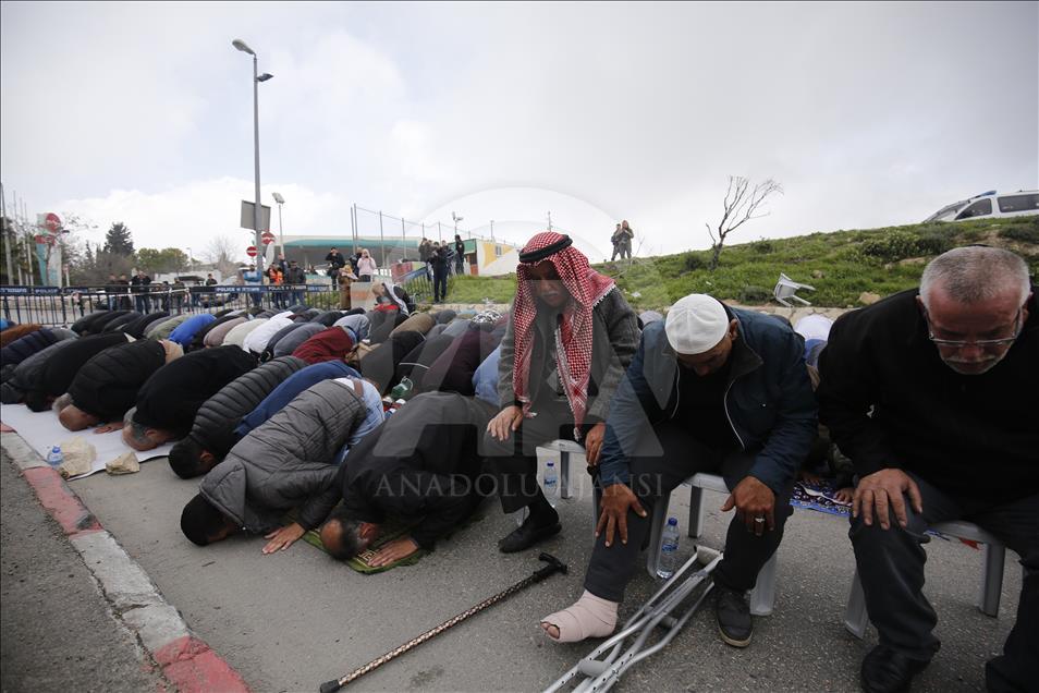 للمرة الرابعة.. فلسطينيون يصلّون بالشارع احتجاجا على ممارسات إسرائيل
