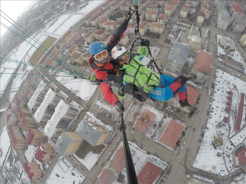 Ejder 3200'de hem kayak hem yamaç paraşütü heyecanı