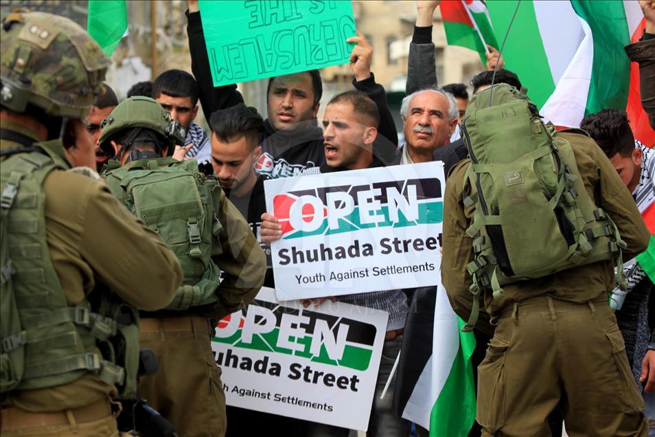 الجيش الإسرائيلي يفرق مسيرة مطالبة بفتح شارع في الخليل 
