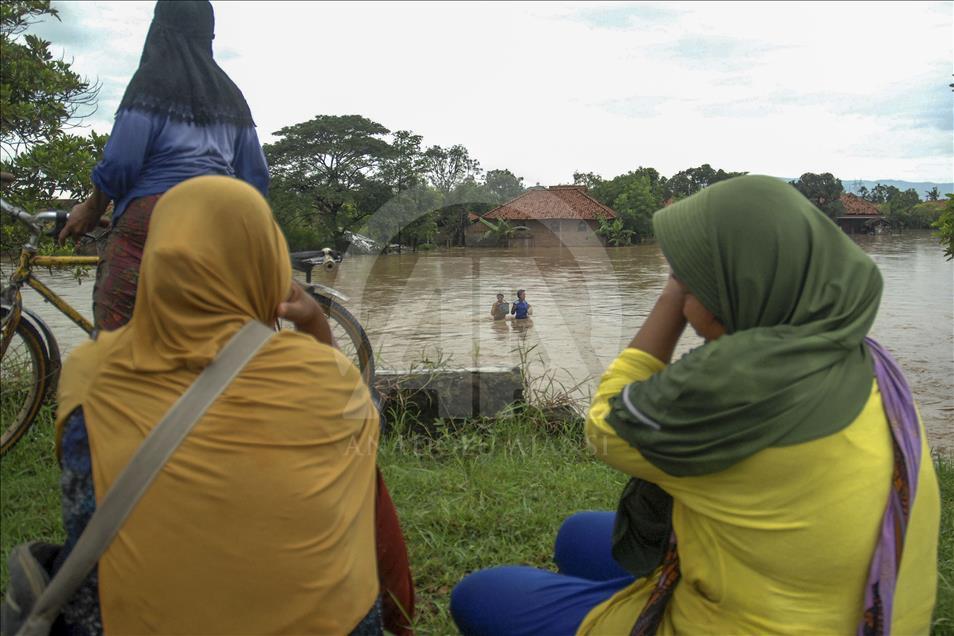 Residents; flood; rescue; dog; village; Danareja; Brebes; Central Java; homes; agricultural lands; heavy rain; Cisanggarung river floods; deforestation