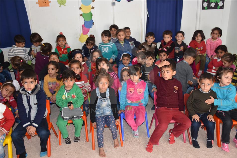 Suriyeli çocukların yüzlerini güldürdüler