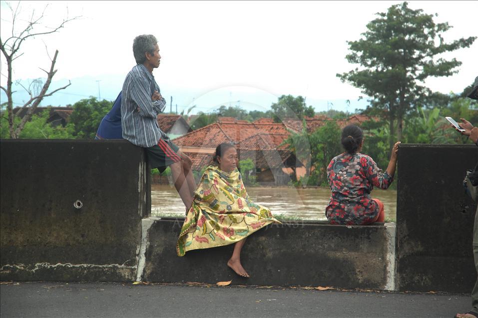 Residents; flood; rescue; dog; village; Danareja; Brebes; Central Java; homes; agricultural lands; heavy rain; Cisanggarung river floods; deforestation