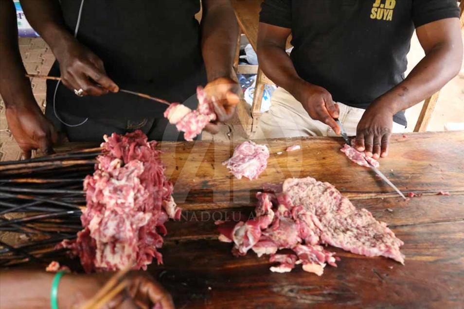 Así se prepara el "Suya", la comida favorita en Nigeria