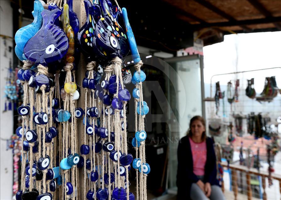 Nazarköy'de boncuk üretimi kadınlarla canlandı