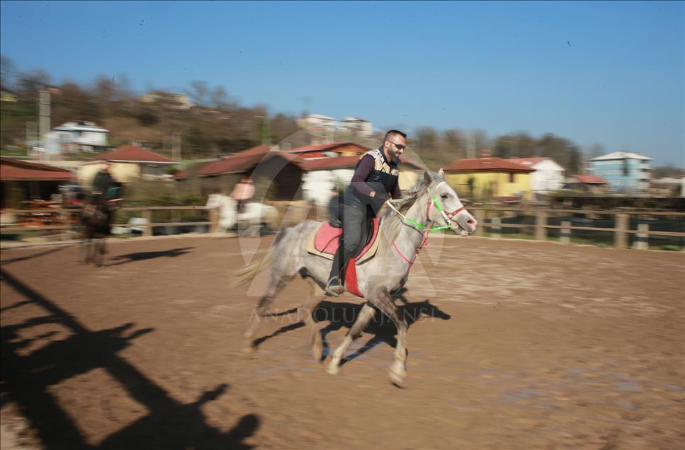 Binicilik sporuna merakları iş kapısı odu