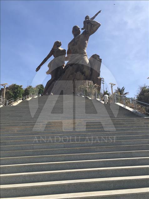 مجسمه یادبود رنسانس آفریقا نماد پیروزی مردم این قاره علیه استعمارگران غرب