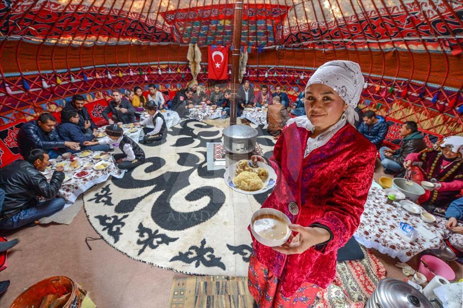 Las Tradiciones De Los Kirguises Se Mantienen Vivas En Turqu A Anadolu Ajans