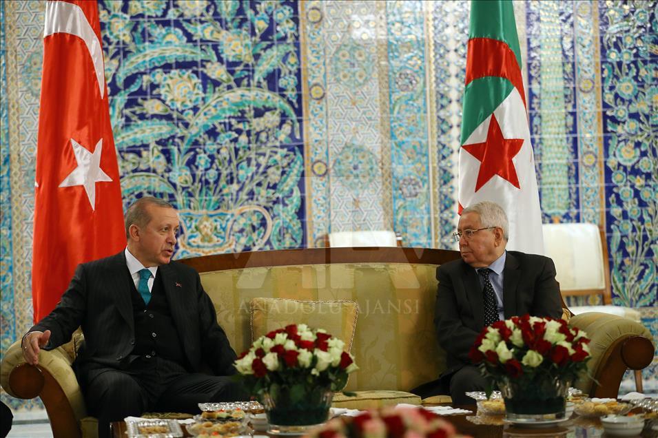 الرئيس التركي رجب طيب أردوغان يصل الجزائر في أول محطات جولته الإفريقية