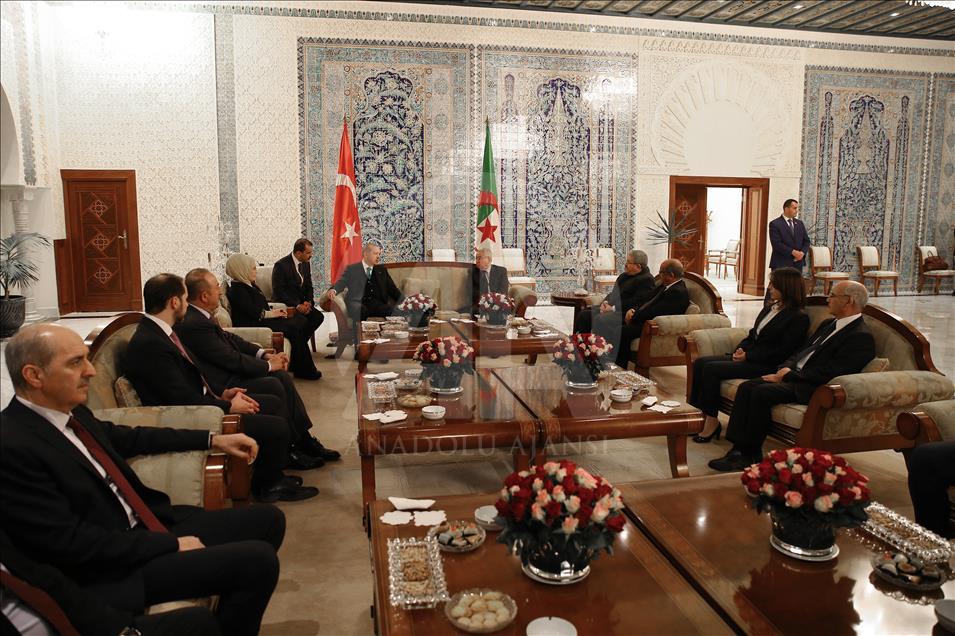 الرئيس التركي رجب طيب أردوغان يصل الجزائر في أول محطات جولته الإفريقية