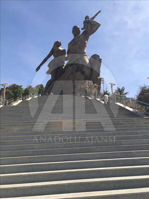 El Monumento al Renacimiento Africano, símbolo de la independencia africana 