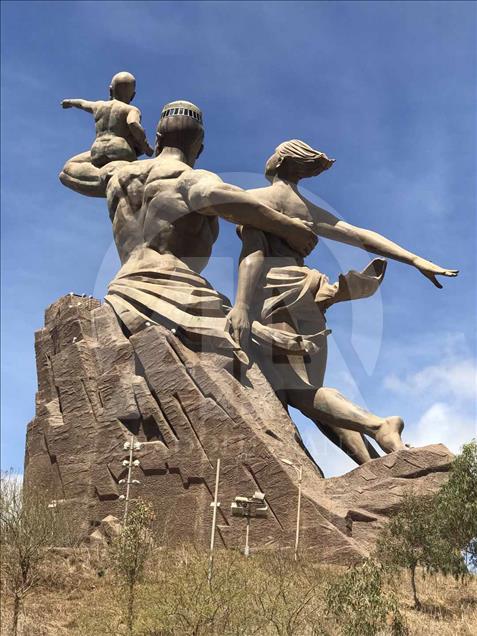 El Monumento al Renacimiento Africano, símbolo de la independencia africana 