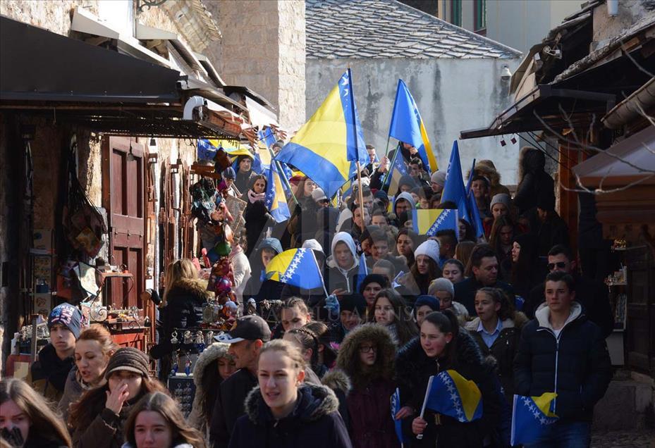 Estudiantes celebraron el día de la independencia de Bosnia y Herzegovina