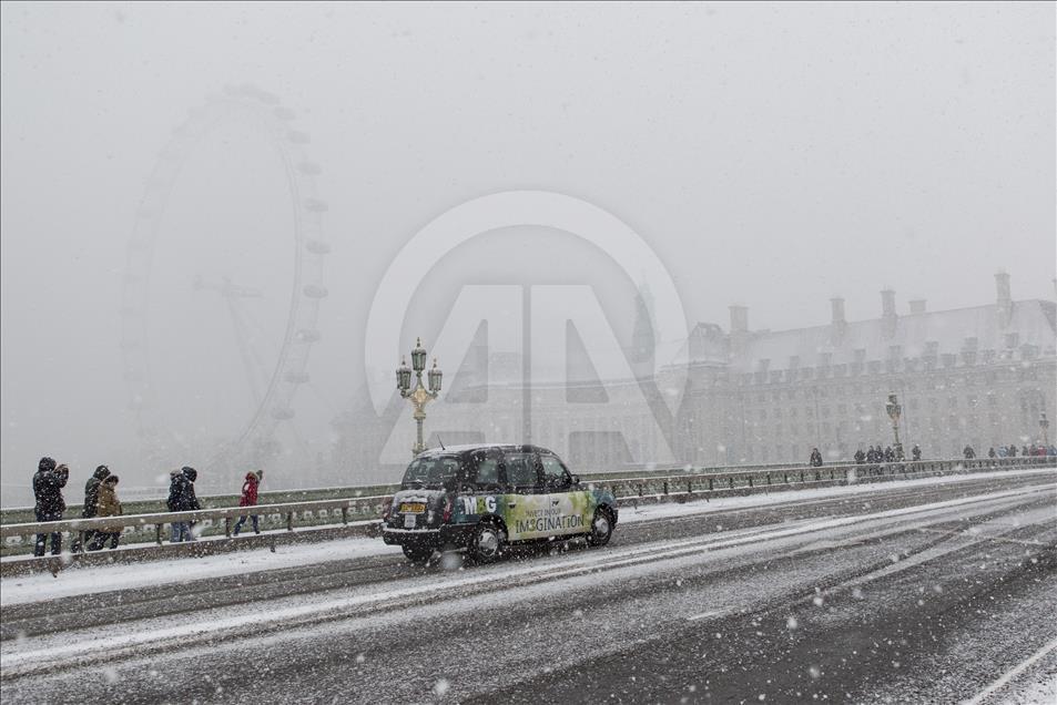 İngiltere'de kar ve soğuk hava  hayatı olumsuz etkiliyor