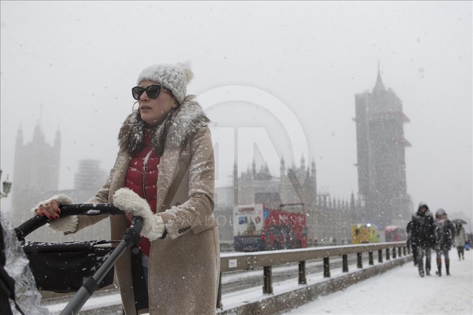 İngiltere'de kar ve soğuk hava  hayatı olumsuz etkiliyor
