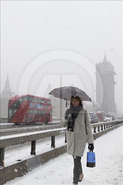 İngiltere'de kar ve soğuk hava  hayatı olumsuz etkiliyor