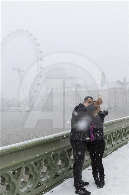 İngiltere'de kar ve soğuk hava  hayatı olumsuz etkiliyor