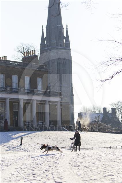 İngiltere'de kar ve soğuk hava  hayatı olumsuz etkiliyor
