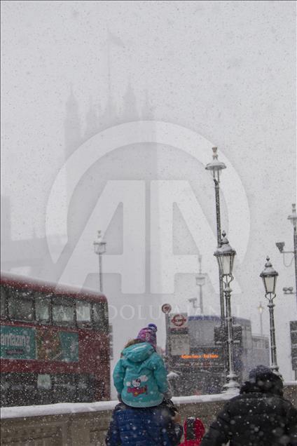 İngiltere'de kar ve soğuk hava  hayatı olumsuz etkiliyor