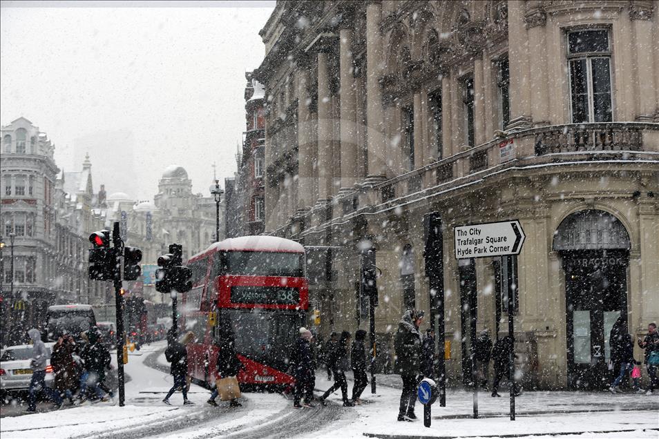 Londra'da kar hayatı olumsuz etkiliyor