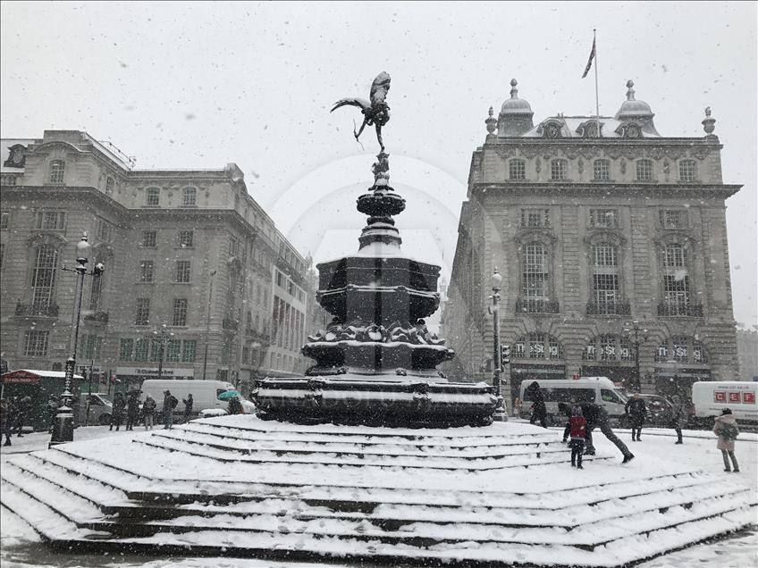 Londra'da kar hayatı olumsuz etkiliyor