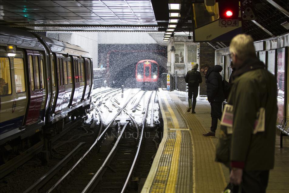 İngiltere'de kar ve soğuk hava  hayatı olumsuz etkiliyor