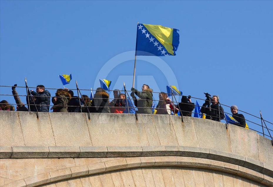 Estudiantes celebraron el día de la independencia de Bosnia y Herzegovina