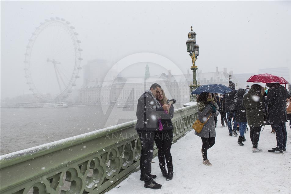 İngiltere'de kar ve soğuk hava  hayatı olumsuz etkiliyor