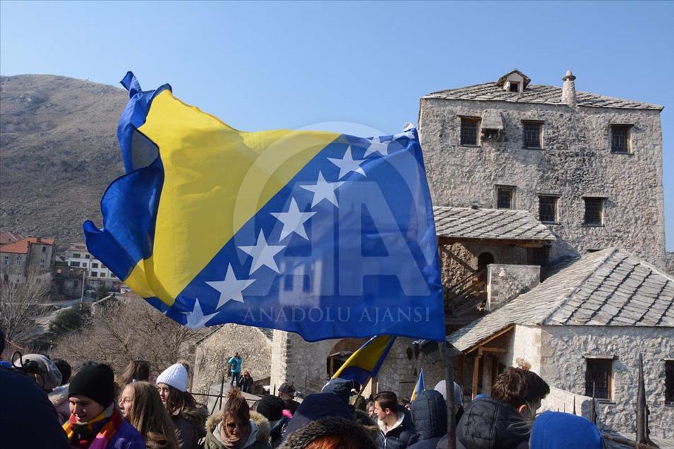 Estudiantes celebraron el día de la independencia de Bosnia y Herzegovina