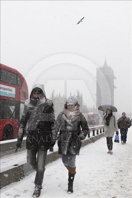 İngiltere'de kar ve soğuk hava  hayatı olumsuz etkiliyor
