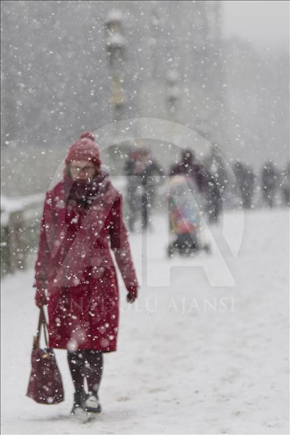 İngiltere'de kar ve soğuk hava  hayatı olumsuz etkiliyor