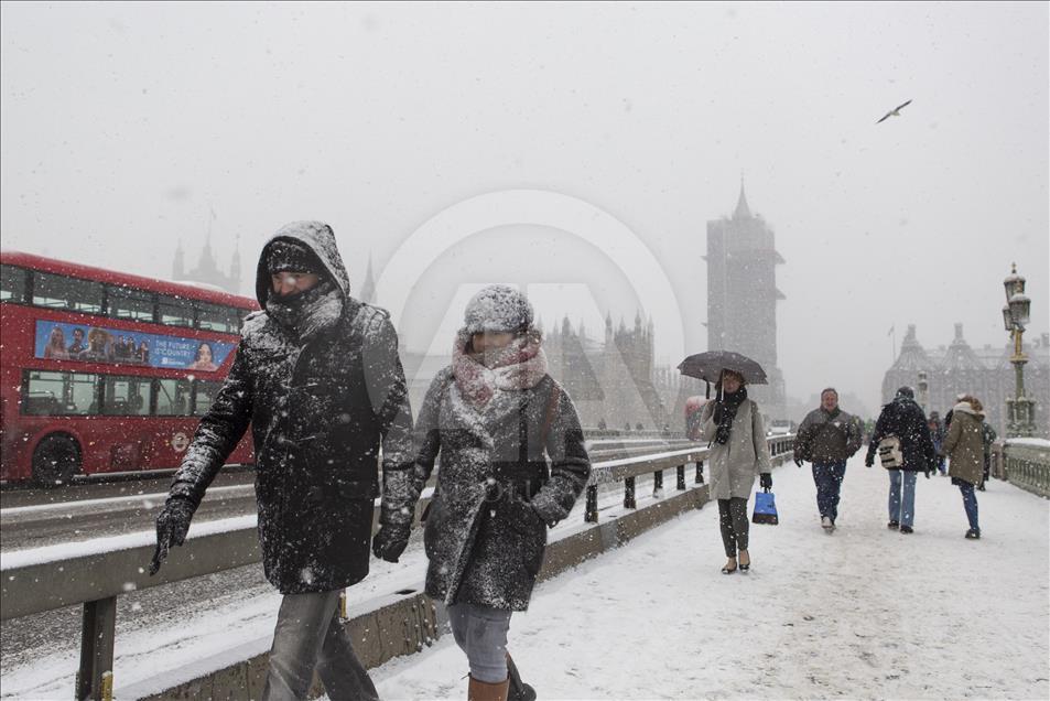 İngiltere'de kar ve soğuk hava  hayatı olumsuz etkiliyor