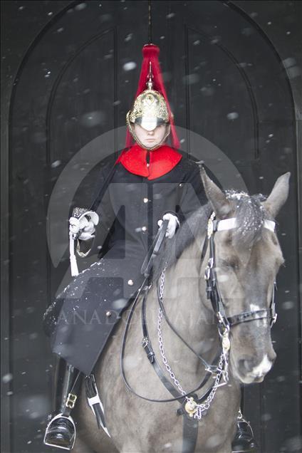 İngiltere'de kar ve soğuk hava  hayatı olumsuz etkiliyor