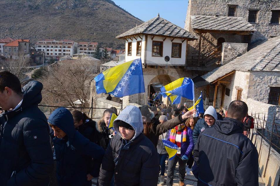 Estudiantes celebraron el día de la independencia de Bosnia y Herzegovina
