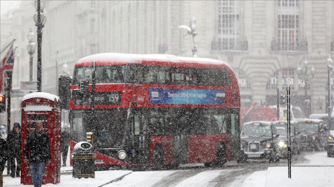 Londra'da kar hayatı olumsuz etkiliyor