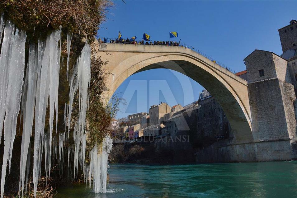 Estudiantes celebraron el día de la independencia de Bosnia y Herzegovina