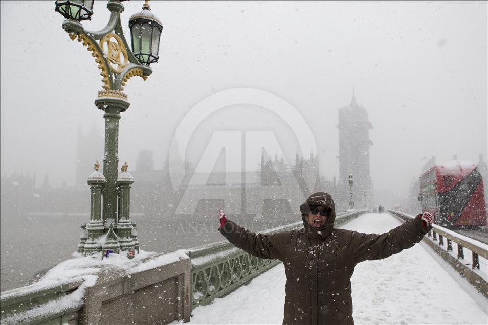İngiltere'de kar ve soğuk hava  hayatı olumsuz etkiliyor
