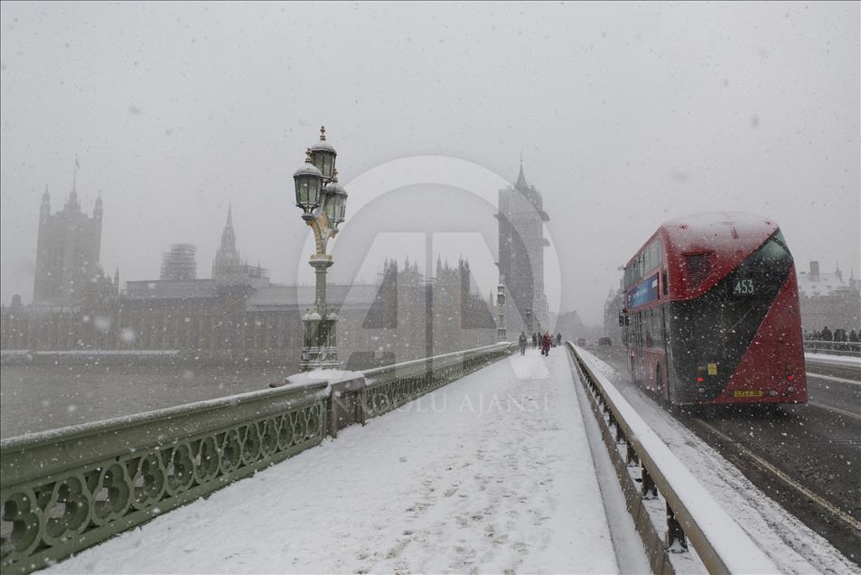 İngiltere'de kar ve soğuk hava  hayatı olumsuz etkiliyor